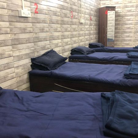 אחמדאבאד Charyana Hotel Ac Dormitory מראה חיצוני תמונה