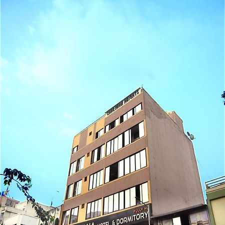 אחמדאבאד Charyana Hotel Ac Dormitory מראה חיצוני תמונה