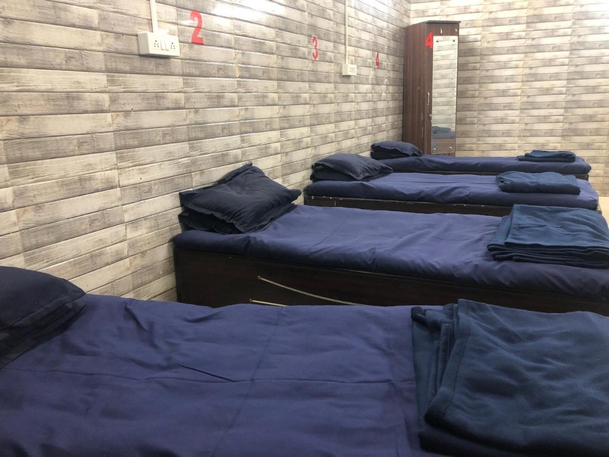 אחמדאבאד Charyana Hotel Ac Dormitory מראה חיצוני תמונה