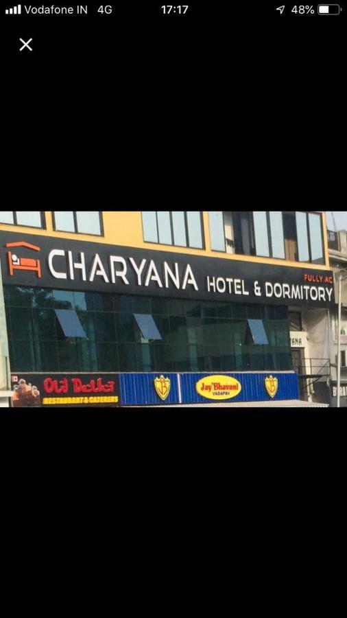 אחמדאבאד Charyana Hotel Ac Dormitory מראה חיצוני תמונה