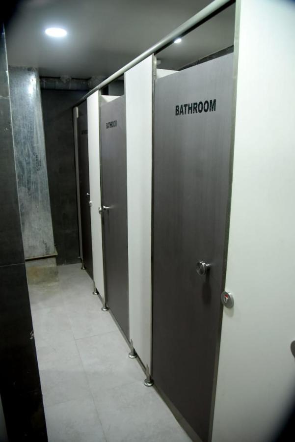 אחמדאבאד Charyana Hotel Ac Dormitory מראה חיצוני תמונה