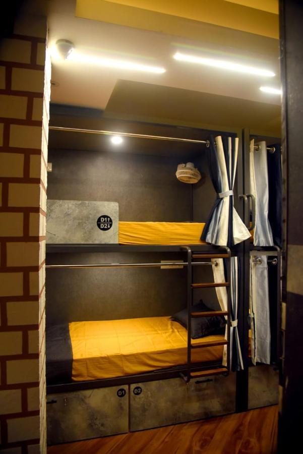 אחמדאבאד Charyana Hotel Ac Dormitory מראה חיצוני תמונה