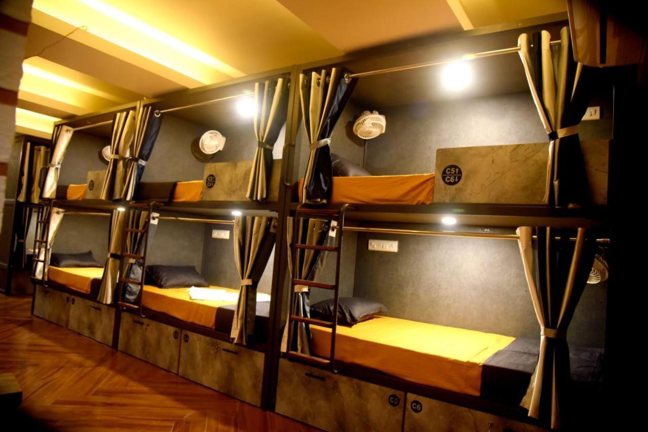 אחמדאבאד Charyana Hotel Ac Dormitory מראה חיצוני תמונה