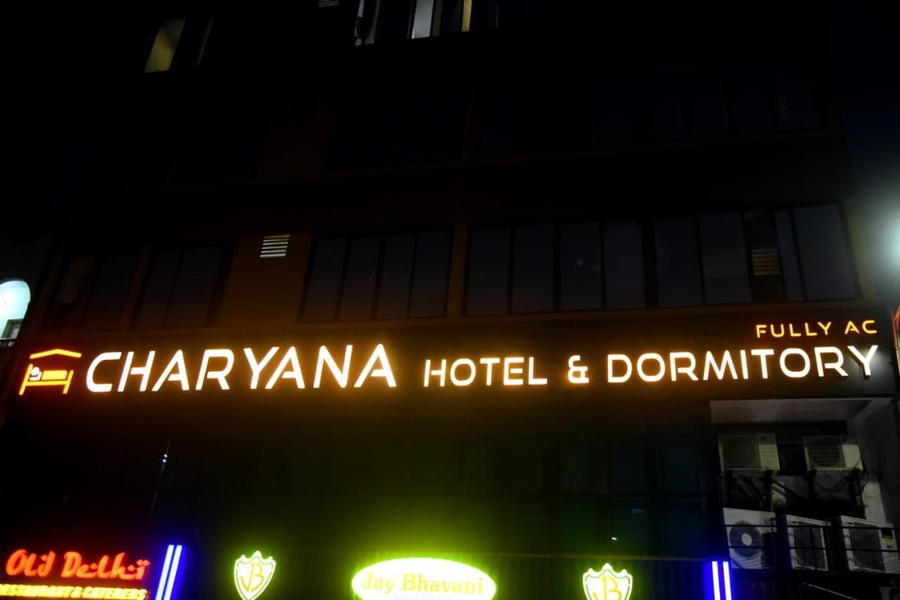אחמדאבאד Charyana Hotel Ac Dormitory מראה חיצוני תמונה