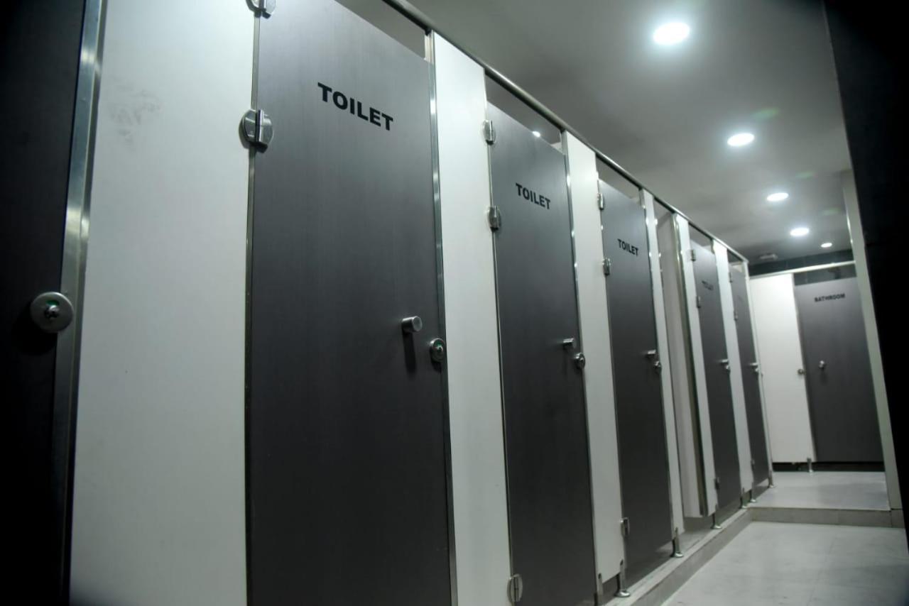 אחמדאבאד Charyana Hotel Ac Dormitory מראה חיצוני תמונה