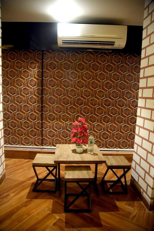 אחמדאבאד Charyana Hotel Ac Dormitory מראה חיצוני תמונה