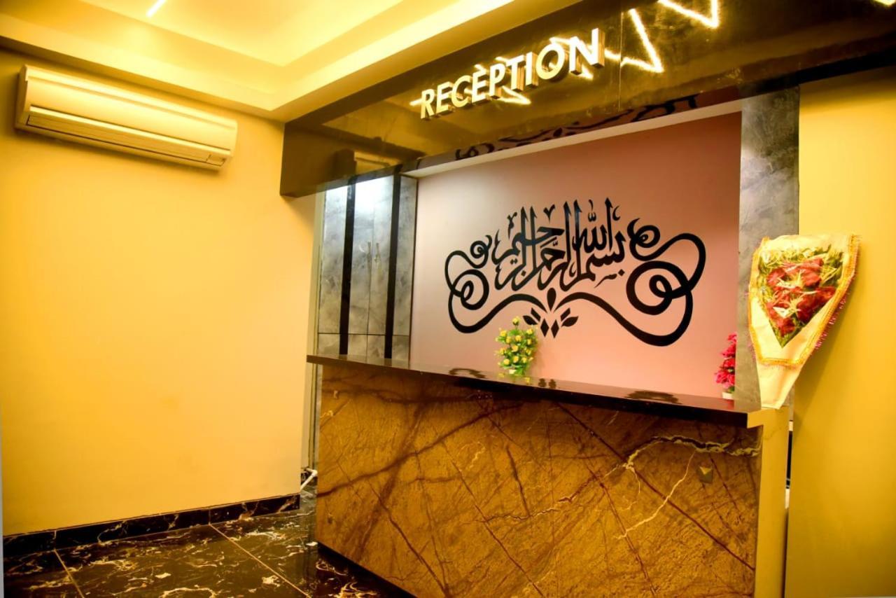 אחמדאבאד Charyana Hotel Ac Dormitory מראה חיצוני תמונה