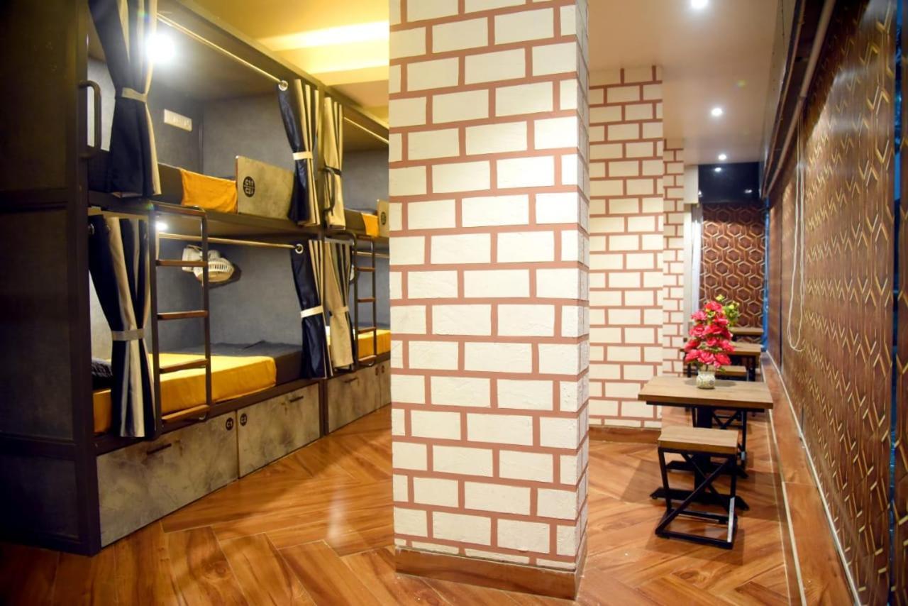 אחמדאבאד Charyana Hotel Ac Dormitory מראה חיצוני תמונה