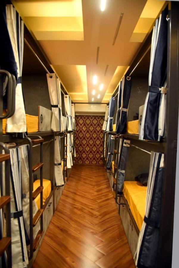 אחמדאבאד Charyana Hotel Ac Dormitory מראה חיצוני תמונה
