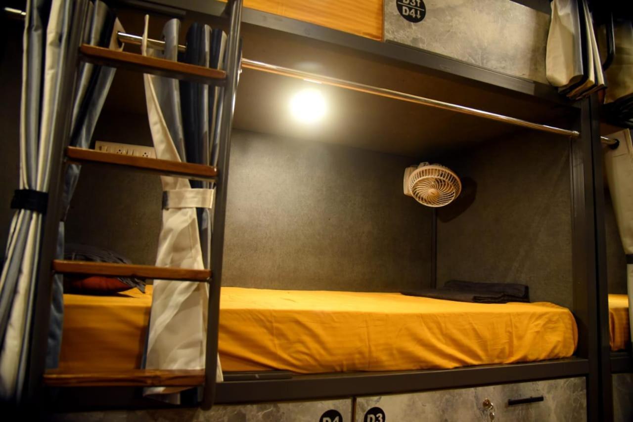 אחמדאבאד Charyana Hotel Ac Dormitory מראה חיצוני תמונה