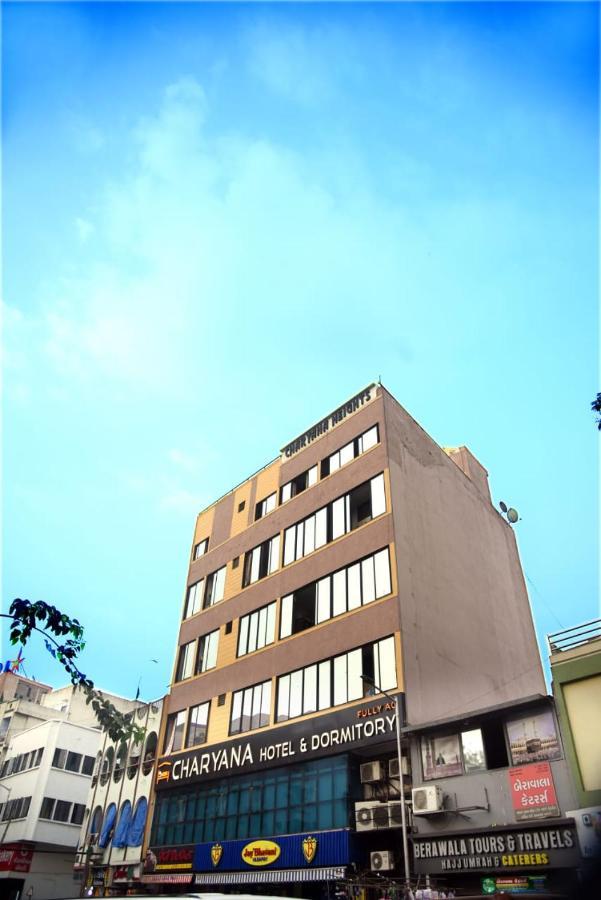 אחמדאבאד Charyana Hotel Ac Dormitory מראה חיצוני תמונה